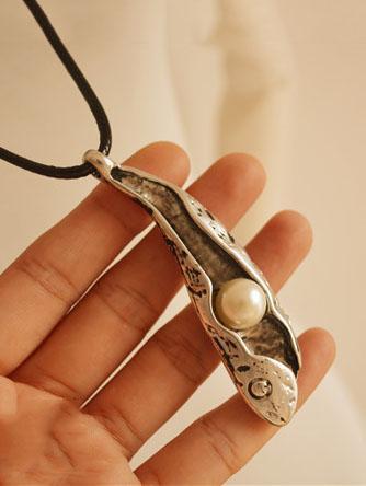 xakxx Vintage Pea pod Necklace